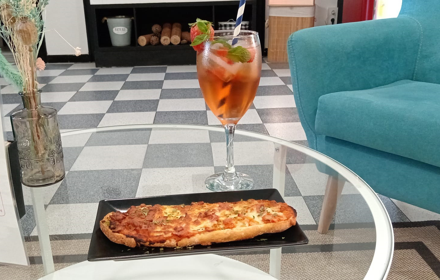 pan pizza y spritz de fresa cafetería Ritual Narón