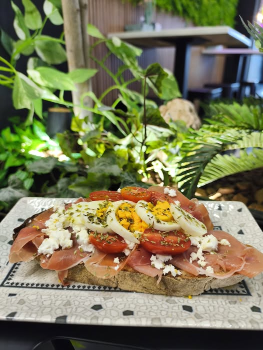 Tostada Mediterránea cafetería Ritual Narón